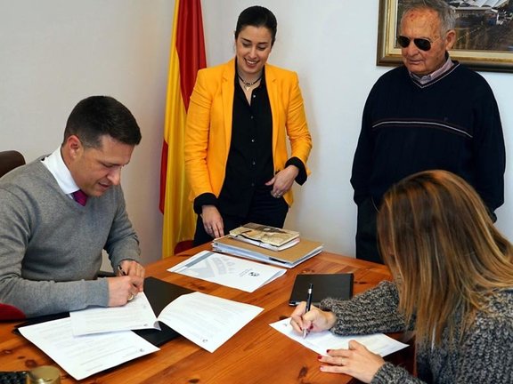 Óscar Medina firmando la cesión