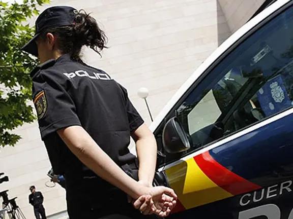 Una mujer policía nacional
