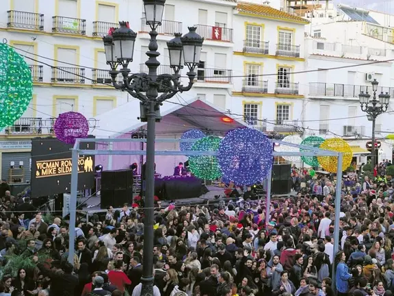 Ambiente en la plaza de la Constitución de Torrox