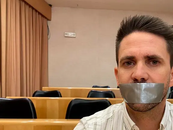 Pino con una mordaza