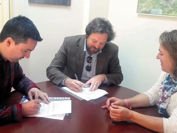 Firma del convenio en el Ayuntamiento de Arenas