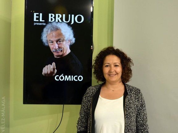 Cyinthia García ante un cartel de 'El Brujo'