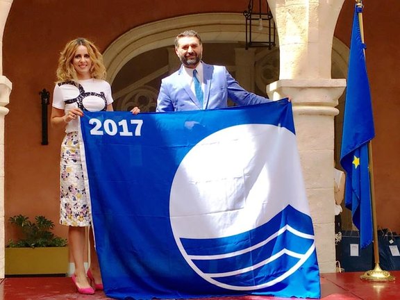 Sandra Extremera y el consejero con la bandera azul
