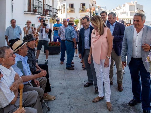 Susana Díaz con Alejandro Herrero saludando a los vecinos