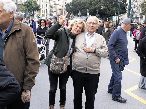 Alicia Pérez con su padre en una manifestación por las pensiones
