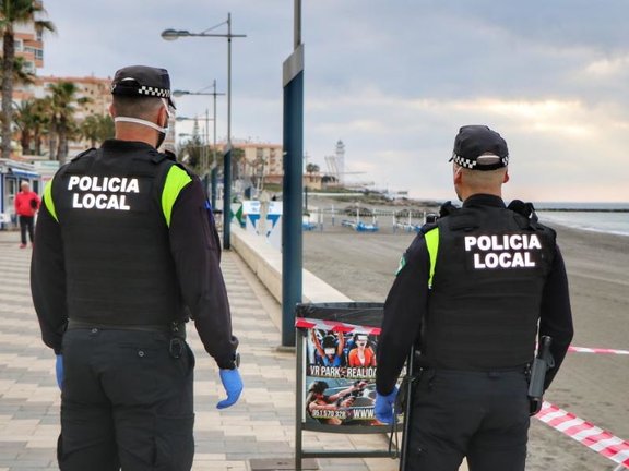 Policías locales vigilan las playas de Torrox