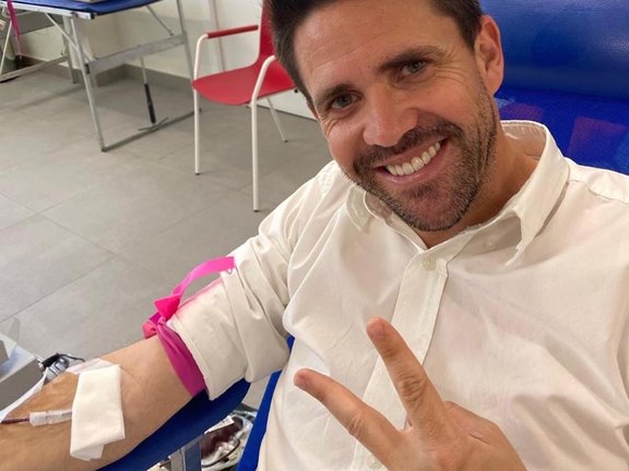 José Pino donando sangre