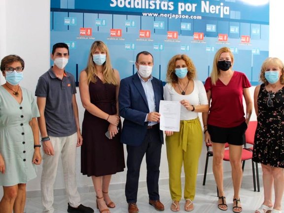 Ruiz Espejo con Rosa Arrabal y miembros del PSOE de Nerja