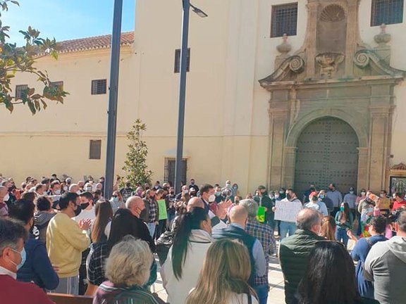 cientos de personas congregadas en la plaza de las Carmelitas. Axardenuncias