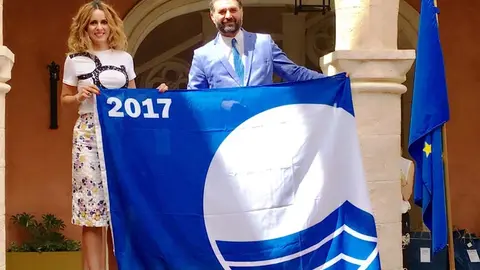 Sandra Extremera y el consejero con la bandera azul