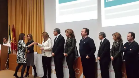 La doctora Perpiñá recibe el reconocimiento de manos de Susana Díaz.