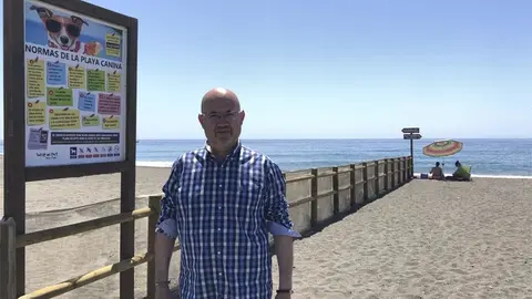 Jesús Atencia en la playa canina