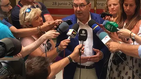 Moreno Ferrer dando explicaciones a los medios