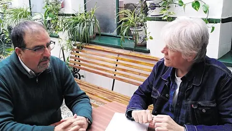 Uría entrevistando a Aranda