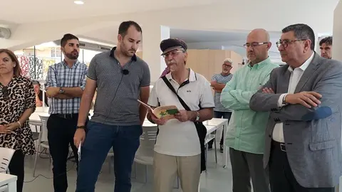 Lectura de los poemas en la biblioteca