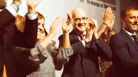 Atencia y compañeros de partido en un acto