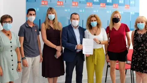 Ruiz Espejo con Rosa Arrabal y miembros del PSOE de Nerja