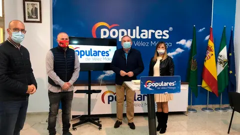 Delgado Bonilla junto a concejales de su partido