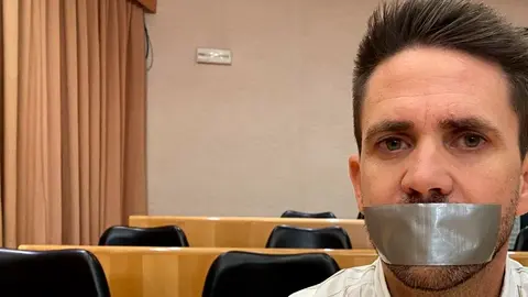 Pino con una mordaza