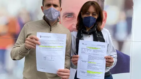 Pino mostrando la orden de desahucio