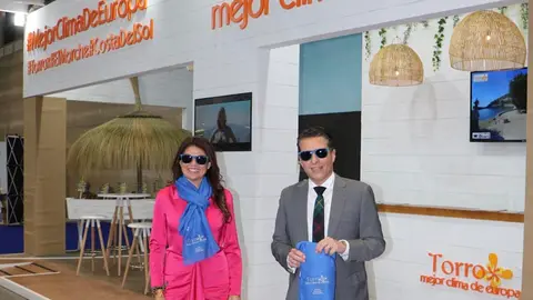 Óscar Medina en Fitur con la delegada