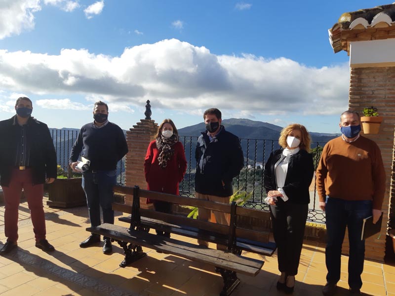Navarro con el equipo de gobierno de Comares