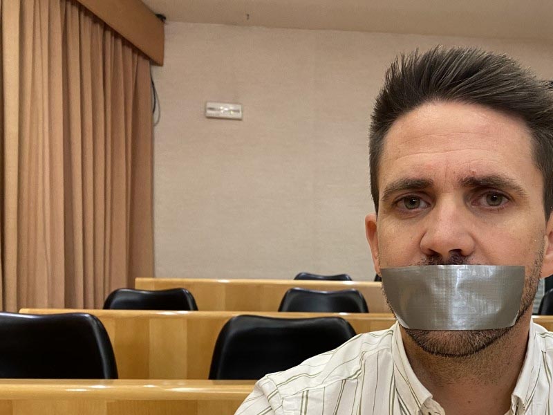 Pino con una mordaza