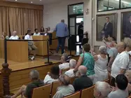 Lupi&aacute;&ntilde;ez abandona el pleno tras la suspensi&oacute;n increpado por el p&uacute;blico asistente