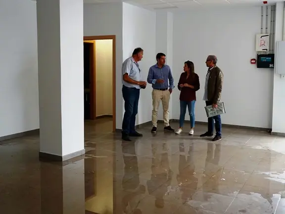 Medina y Ruiz en la sala del archivo inundada