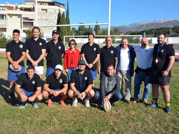 Roberto con los jugadores de rugby