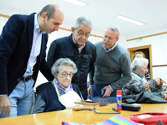 Conejo con los mayores del centro