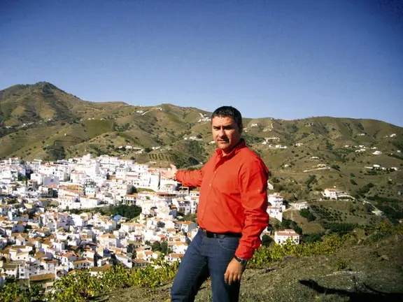 Antonio Yuste, con Almáchar al fondo