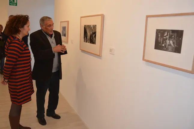 La concejala visitando la exposición