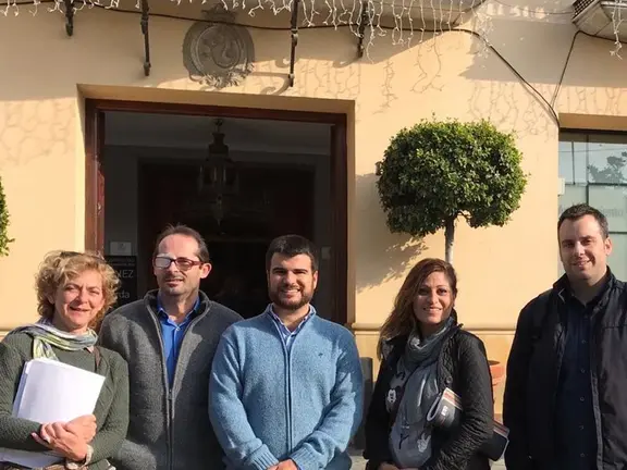 Los miembros de IU frente al Ayuntamiento veleño