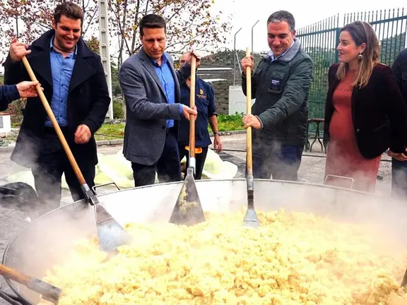 Autoridades moviendo las migas