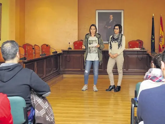 Paola Moreno con los primeros contratados