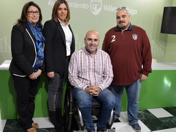 Hijano con los autores del cartel