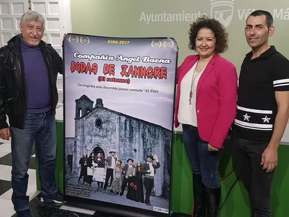 Cynthia García con los autores de la obra