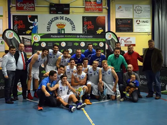 El equipo celebrando la Copa