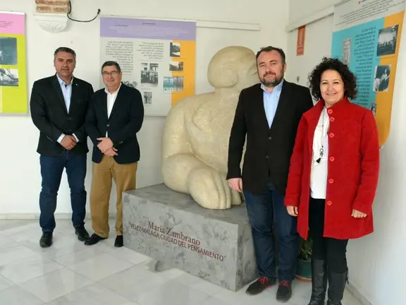 Los socialistas junto a un busto de María Zambrano