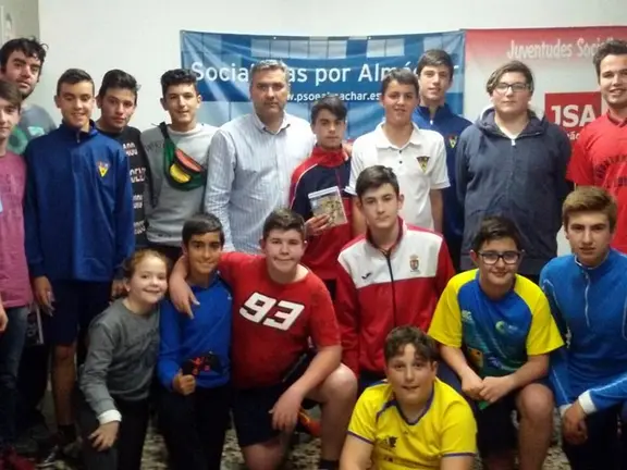 Antonio Yuste con los ganadores y participantes