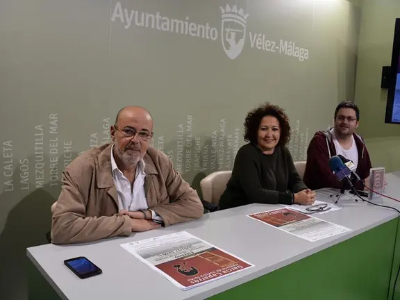La concejala con los artífices del documental