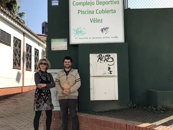 los ediles de IU en la piscina municipal