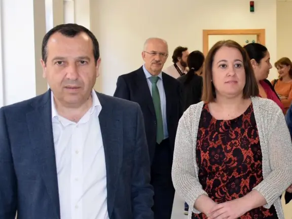 El delegado del gobierno y la alcaldesa en el consultorio de Torre de Benagalbón