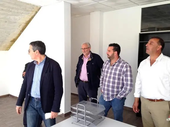 Autoridades revisando las obras en Moclinejo