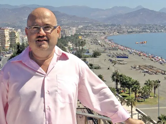 Jesús Atencia con la playa de Torre del Mar al fondo