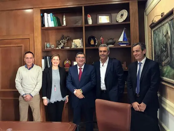 Representantes de la empresa con las autoridades locales