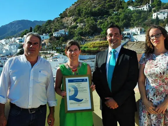 El alcalde y la edil de Frigiliana recibiendo el distintivo Q de Calidad