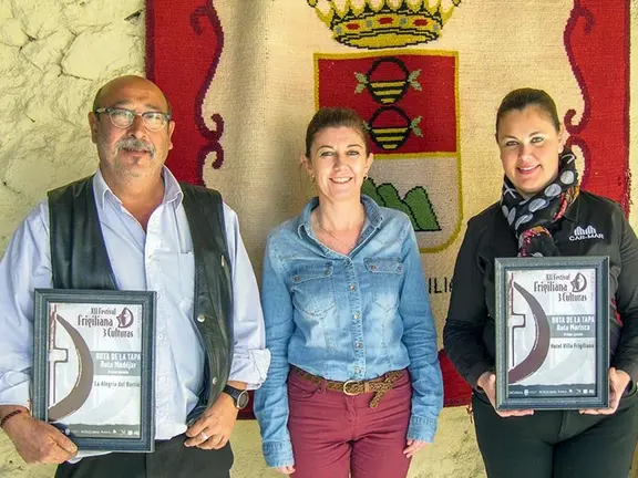 Carmen Cerezo (en el centro) con los ganadores de la Ruta de la Tapa