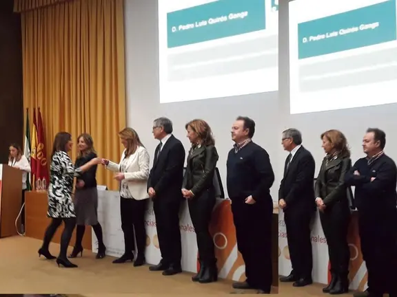 La doctora Perpiñá recibe el reconocimiento de manos de Susana Díaz.